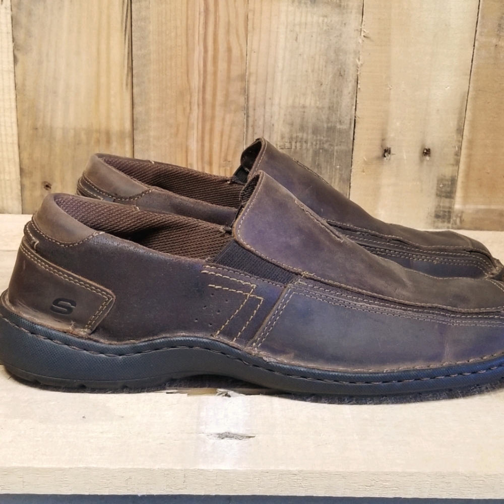 Sketchers Men size 10 Brown Leather Slip On Shoe